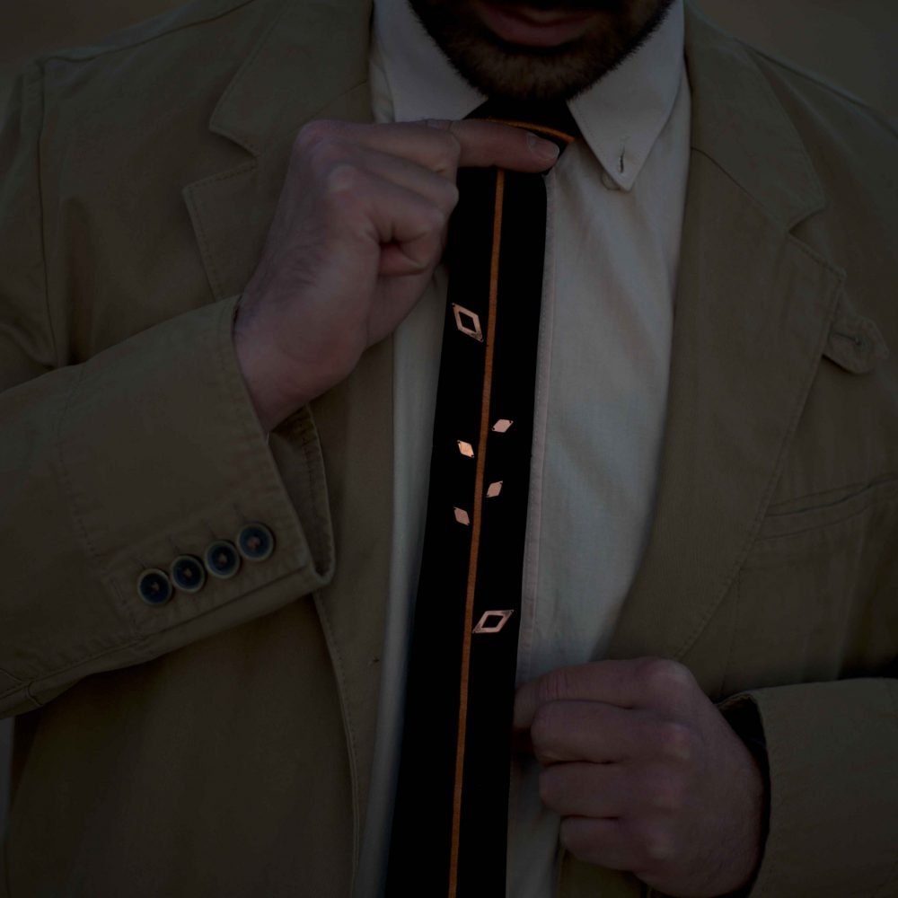نمای ترئینات کار شده بر روی کراوات